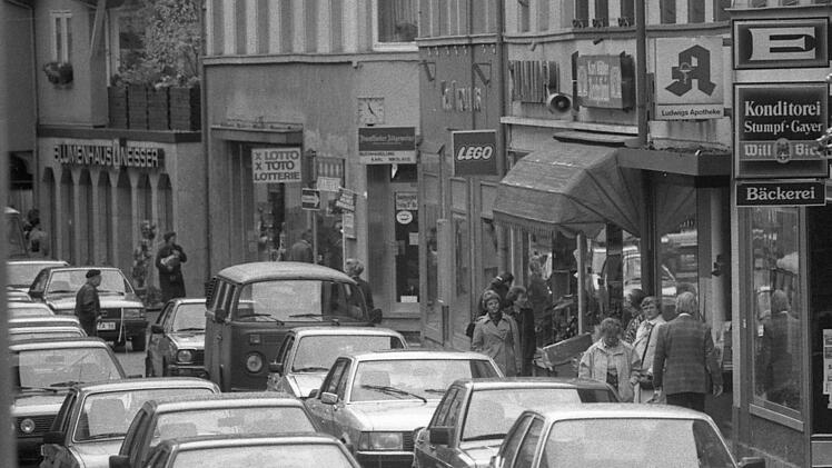 Historisches Foto vom August 1987: Autos in der Ludwigsstraße. Foto: Thomas Bierl