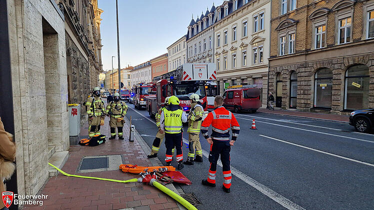 Bamberg: Frau entdeckt Flammen in Wohnung - Feuerwehr rückt mit Atemschutz an