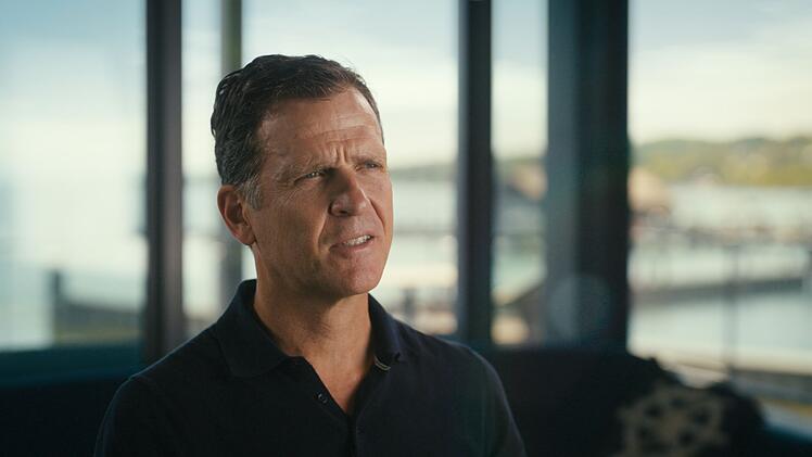 Oliver Bierhoff erz&auml;hlt in der ZDF-Doku "Mesut &Ouml;zil - zu Gast bei Freunden", was das Erdogan-Foto von Mesut &Ouml;zil in der deutschen Nationalmannschaft ausgel&ouml;st hat.