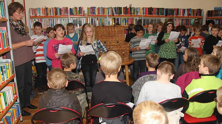In einer kleinen Feier gaben die Schüler der Marktplatz-Schule gestern den Bücherkorb an die Grundschule in Roth weiter.
