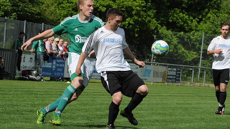 FC Strahlungen (weiße Trikots) - SV Riedenberg 0:3.