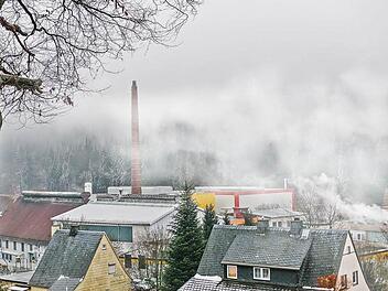 Der Nebel über Kleintettau mischt sich mit dem Dampf der Schornsteine der Firma Heinz-Glas,  Foto: Hendrik Steffens