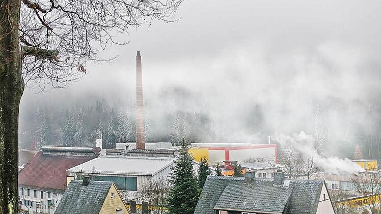 Der Nebel über Kleintettau mischt sich mit dem Dampf der Schornsteine der Firma Heinz-Glas,  Foto: Hendrik Steffens