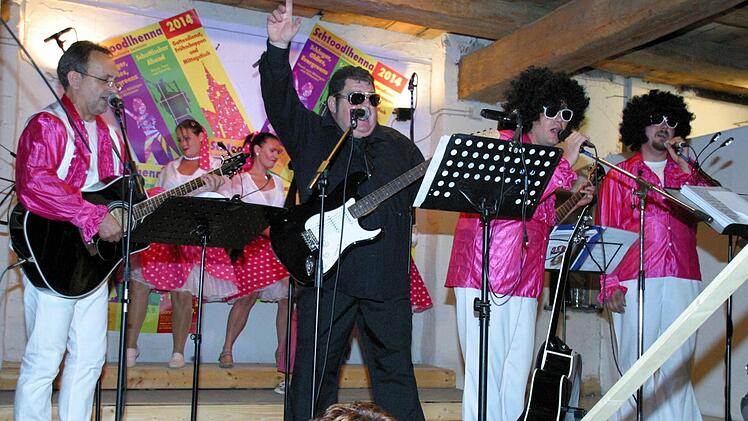 Wird der Männergesangverein Frankonia Gemünda beim Nürnberger Bardentreffen die Bühne genauso rocken wie die Gemünner Schtoodlhenna beim Schlagerabend 2014? Sein Auftritt auf der Straßenbühne am Samstagabend um 19 Uhr wird auf jeden Fall das erste Gastspiel eines Chores in der 40-jährigen Geschichte des großen Musikfestivals überhaupt sein. Vielleicht gibt Gerhard Jöchner (2. von links) dort wieder den Elvis? Dieter Mey (links) nimmt auf jeden Fall die Gitarre mit. Foto: Bettina Knauth