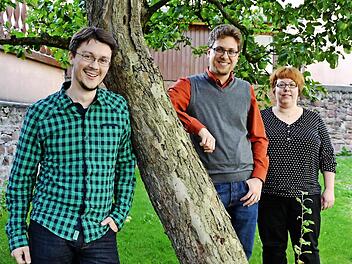 Christoph Hippe (links) und Martin Kuhnert werden seit Anfang September in den Kirchgemeinden zwischen Premich und Oehrberg ausgebildet, mit unterschiedlichen Zielen. Hier stehen sie mit Gemeindereferentin Corinna Zipprich im Burkardrother Kirchgarten. Foto: Katrin-Kupka Hahn