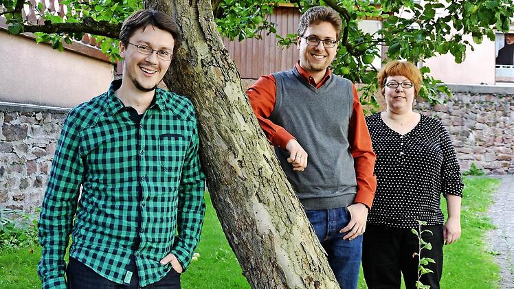 Christoph Hippe (links) und Martin Kuhnert werden seit Anfang September in den Kirchgemeinden zwischen Premich und Oehrberg ausgebildet, mit unterschiedlichen Zielen. Hier stehen sie mit Gemeindereferentin Corinna Zipprich im Burkardrother Kirchgarten. Foto: Katrin-Kupka Hahn