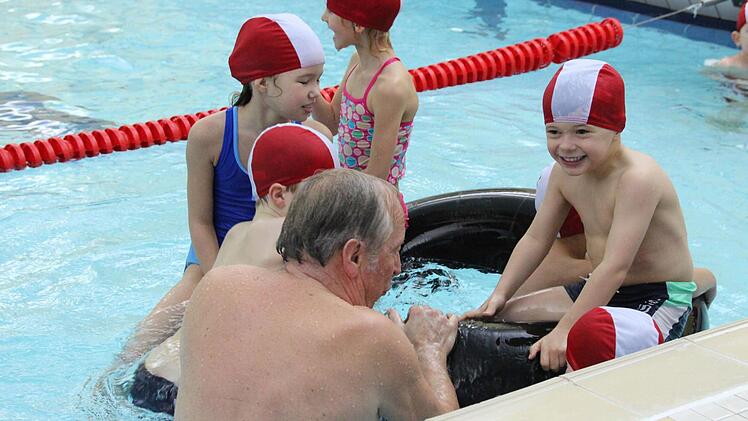 Schwimmkurs im Hallenbad Foto: Benedikt Borst