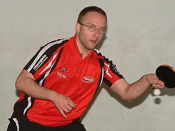 Frank Feick ist seit Jahren unangefochtener Spitzenspieler beim TTC Au. Derzeit ist die Mannschaft auf Titelkurs in Richtung 2. Bezirksliga. In der Vorrunde war Feick unter 100 Akteuren in der 3. Bezirksliga Hof/Kronach der Drittbeste mit 14 Siegen und nur zwei Niederlagen. Foto: Hans Franz