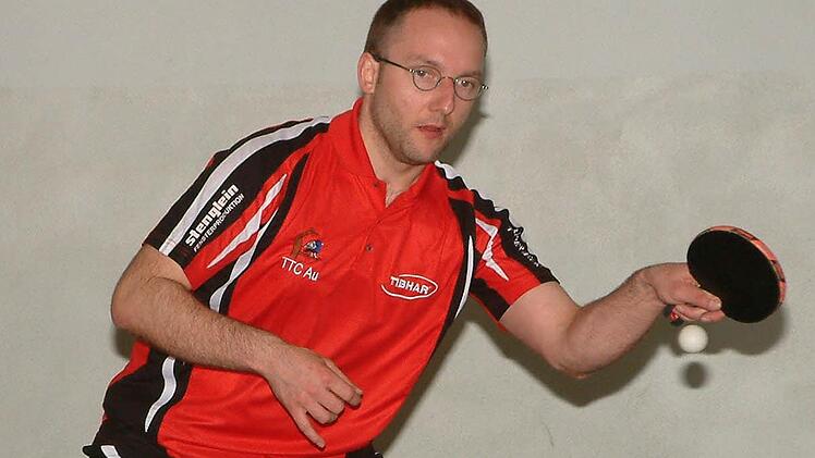 Frank Feick ist seit Jahren unangefochtener Spitzenspieler beim TTC Au. Derzeit ist die Mannschaft auf Titelkurs in Richtung 2. Bezirksliga. In der Vorrunde war Feick unter 100 Akteuren in der 3. Bezirksliga Hof/Kronach der Drittbeste mit 14 Siegen und nur zwei Niederlagen. Foto: Hans Franz