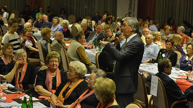 Da hat sich Redaktionsleiter Paul Ziegler immer am wohlsten gefühlt: Umgeben und im Dialog mit seinen Lesern (hier: Vor-Ort-Veranstaltung 2013 im Parkwohnstift in Garitz). Foto: Archiv/Ronald Rinklef