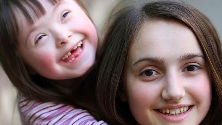 Dank eines gut ausgebauten Fördersystems sind die Entwicklungschancen von Menschen mit Down-Syndrom heute so gut wie nie zuvor.   Foto: DenKuvaev/iStock/Woche für das Leben