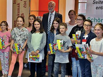 Stolze Preisträger des Schreibwettbewerbs mit Oberbürgermeister Kay Blankenburg und Projektbeauftragte Carolin Arand. Werner Vogel