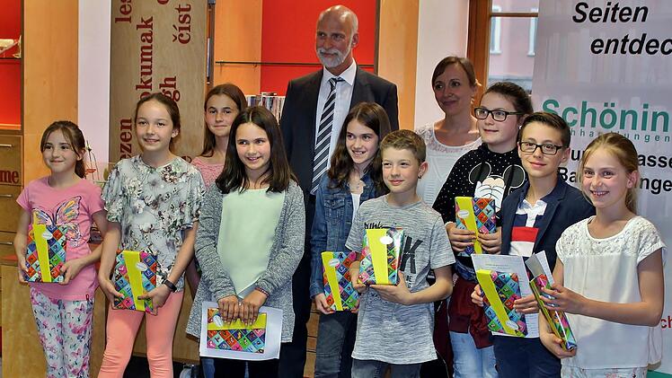 Stolze Preisträger des Schreibwettbewerbs mit Oberbürgermeister Kay Blankenburg und Projektbeauftragte Carolin Arand. Werner Vogel