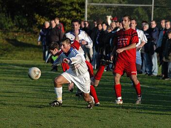 Unser Archivbild vom Oktober 2004 zeigt den Bad Kissinger Daniel May (links) im Spiel gegen Kickers Würzburg. Damals schoss der Angreifer des FC 06 sein Team mit zwei Treffern an die Tabellenspitze der Bezirksoberliga.Hopf