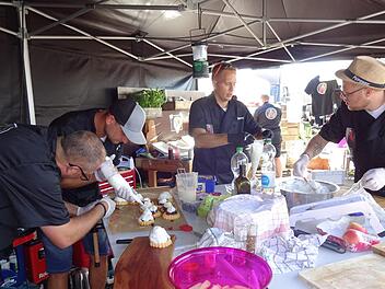 Eine schweißtreibende Arbeit, die aber für das Team aus Riedenberg von Erfolg gekrönt wurde: Das Herrichten und Präsentieren der verschiedenen Gänge bei der Deutschen Grillmeisterschaft im Fulda.Evelyn Schneider