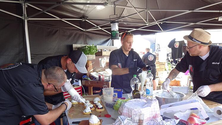 Eine schweißtreibende Arbeit, die aber für das Team aus Riedenberg von Erfolg gekrönt wurde: Das Herrichten und Präsentieren der verschiedenen Gänge bei der Deutschen Grillmeisterschaft im Fulda.Evelyn Schneider