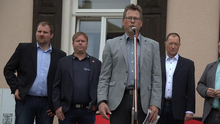 Sie eröffneten am Samstag in Seßlach die 3. "Nacht des Handwerks und der Manufakturen" (von links): Seßlachs Bürgermeister Martin Mittag, Kreishandwerkermeister Jens Beland, Regionalmanager Stefan Hinterleitner, Ulrich Böhm (Sparkasse Coburg-Lichtenfels) und Landrat Michael Busch. Foto: Bettina Knauth
