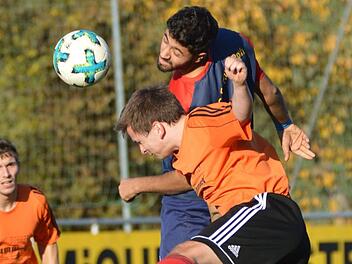 Der Obersdorfer Sebastian Jung (vorne) bleibt bei diesem Kopfballduell mit dem Rother Hamzah Abu Sameer nur zweiter Sieger. Foto: G. Czepera