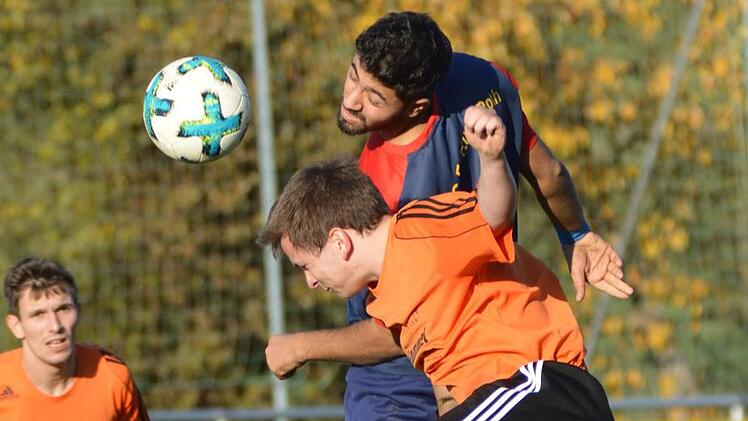 Der Obersdorfer Sebastian Jung (vorne) bleibt bei diesem Kopfballduell mit dem Rother Hamzah Abu Sameer nur zweiter Sieger. Foto: G. Czepera