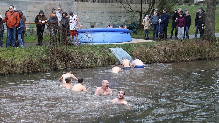 Neujahrsschwimmen 2019 in Stöppach. Foto: Michael Stelzner