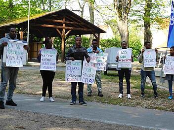 Die Flüchtlinge hatten einfache Wünsche auf Plakaten formuliert. Foto: Richard Sänger