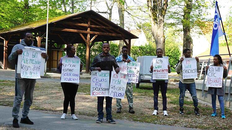 Die Flüchtlinge hatten einfache Wünsche auf Plakaten formuliert. Foto: Richard Sänger
