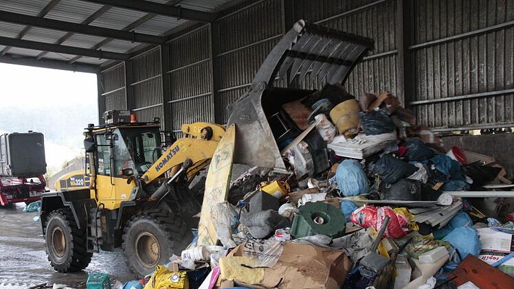 Batterien landen oft im Hausmüll und damit auf der Deponie. Aber gehören sie da überhaupt hin? Wie entsorge ich Batterien richtig? Foto: Archiv/Hofbauer