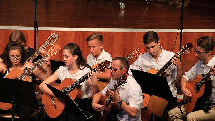 Sehr überzeugende Leistungen boten die Chöre und Instrumentalensembles des Gymnasiums Albertinum bei der sommerlichen Serenade vor zahlreichen Zuhörern im Coburger Kongresshaus Rosengarten.Foto: Jochen Berger
