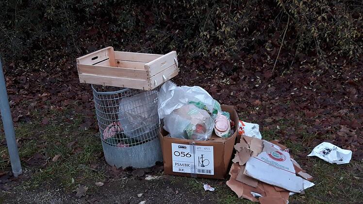 So verschmutzt hat Andreas Simon den Parkplatz am Oberen Tor nach den Weihnachtsfeiertagen vorgefunden.Andreas Simon