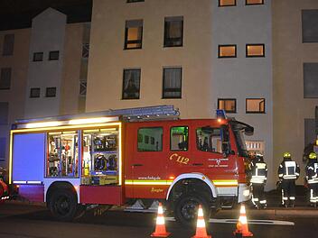 Feuerwehreinsatz am Samstagmorgen in der Schönbornstraße - eine Person wurde verletzt aus der brennenden Wohnung geborgen. Foto: Peter Rauch