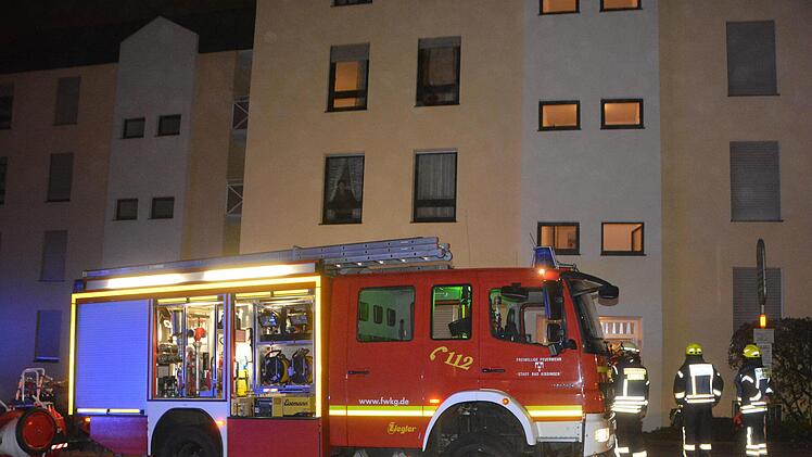 Feuerwehreinsatz am Samstagmorgen in der Schönbornstraße - eine Person wurde verletzt aus der brennenden Wohnung geborgen. Foto: Peter Rauch