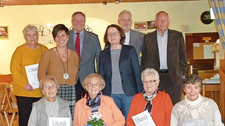 Unser Bild zeigte einen Teil der Geehrten zusammen mit Vorsitzender Renate Meißner (Mitte, links), Awo-Geschäftsführerin Elisabeth Weith (rechts daneben), Bürgermeister Volker Schmiechen (hinten, links) sowie Altbürgermeister und Ehrenmitglied Heinz Burges (hinten, rechts).