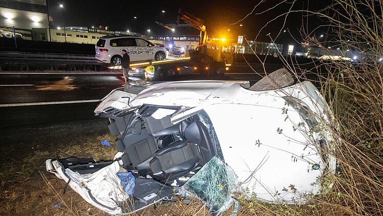 BMW kollidiert mit Taxi und überschlägt sich mehrfach: Zwei Schwerverletzte