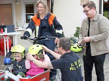 Lisa T&uuml;tsch, Jan Rei&szlig;enweber und Florian Eckardt (von links) bereiten die erste Spritztour mit dem &bdquo;Feuerflitzer&ldquo; vor.