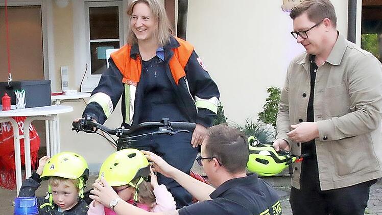 Lisa T&uuml;tsch, Jan Rei&szlig;enweber und Florian Eckardt (von links) bereiten die erste Spritztour mit dem &bdquo;Feuerflitzer&ldquo; vor.