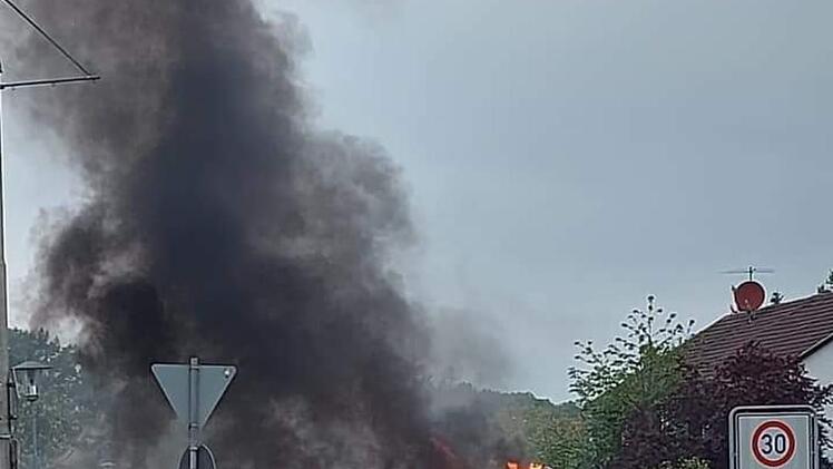 "Detonationen aufgrund der Ladung": Paket-Transporter in Flammen - Feuerwehr mit schwerem Atemschutz im Einsatz