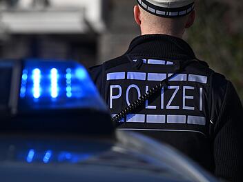 Lkw in Gräfenberg zwischen zwei Gebäuden verkeilt Lkw in Gräfenberg zwischen zwei Gebäuden verkeilt