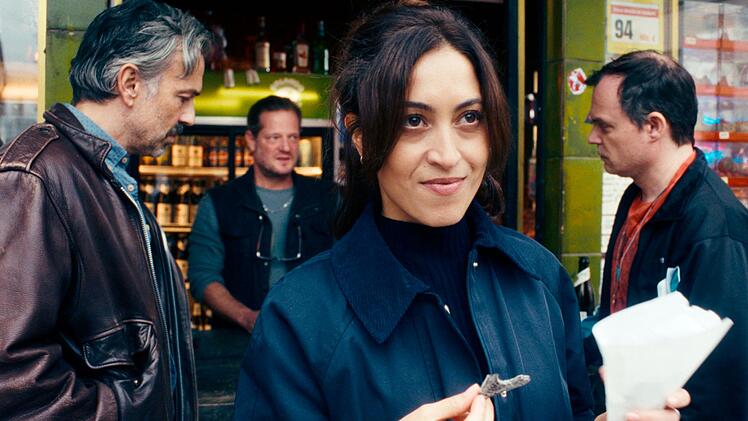 Die polizeiliche Ermittlerin Leyla Aydin (Sabrina Amali) taucht &uuml;berraschend regelm&auml;&szlig;ig am Kiosk auf. Ist sie tats&auml;chlich nur Lakritz-Fan oder was will sie von Guido (Alexander Wipprecht, links), Hajo (Aurel Manthei) und Thorsten (Johannes Allmayer, rechts)?