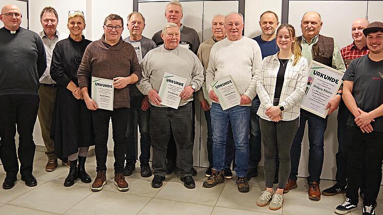 Die Jagdgenossenschaft mit ihrem Jagdvorsteher Gerhard Appel (Zweiter von links) ehrte langj&auml;hrige Vorstandsmitglieder sowie den ausgeschiedenen Jagdp&auml;chter Wolfgang B&ouml;hnlein (Dritter von rechts).Heike Sch&uuml;lein