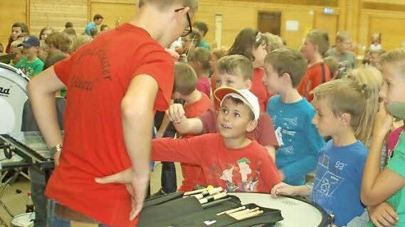 Das Schlagzeug ist bei den Schülern besonders heiß begehrt. Julian Friedrich erklärt die Basics. Foto: Sophie Arnold