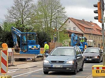 Seit es am Karfreitag in Hochstadt zu einem Wasserrohrbruch kam, wird die Hauptwasserleitung erneuert. Die Hauptstraße, zugleich Ortsdurchfahrt der B 289, ist einspurig mit Ampelschaltung befahrbar - das führt zu Stau und teils unverständigen Autofahrern.  Foto: Anja Greiner