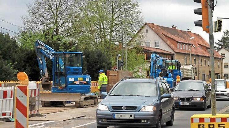 Seit es am Karfreitag in Hochstadt zu einem Wasserrohrbruch kam, wird die Hauptwasserleitung erneuert. Die Hauptstraße, zugleich Ortsdurchfahrt der B 289, ist einspurig mit Ampelschaltung befahrbar - das führt zu Stau und teils unverständigen Autofahrern.  Foto: Anja Greiner