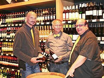 Als gelernter Winzer präsentiert Bernhard Plewe (Mitte) E-Center-Inhaber Olaf Birger (links) und Marktleiter Harald Streit (rechts) edle Tropfen aus der Wein- und Spirituosenabteilung. Fotos: Horst Lange