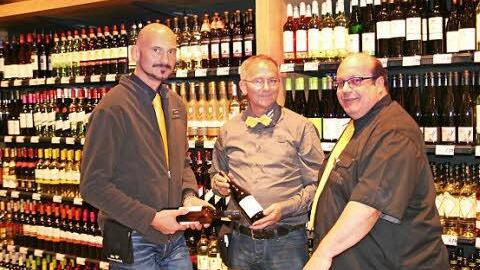 Als gelernter Winzer präsentiert Bernhard Plewe (Mitte) E-Center-Inhaber Olaf Birger (links) und Marktleiter Harald Streit (rechts) edle Tropfen aus der Wein- und Spirituosenabteilung. Fotos: Horst Lange