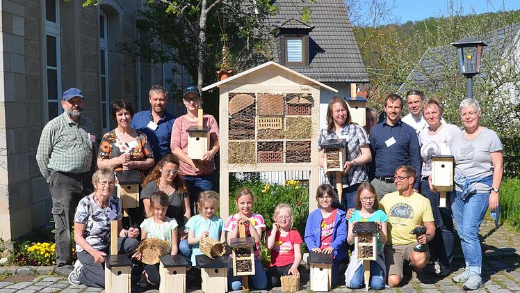 Mit einem Workshop am Ubiz in Oberschleichach machte der Kreisverband für Gartenbau und Landespflege die Kindergruppen-Betreuer von Obst- und Gartenbauvereinen aus dem ganzen Landkreis fit für den Kinserwettbewerb 2016/17. Foto: Sabine Weinbeer