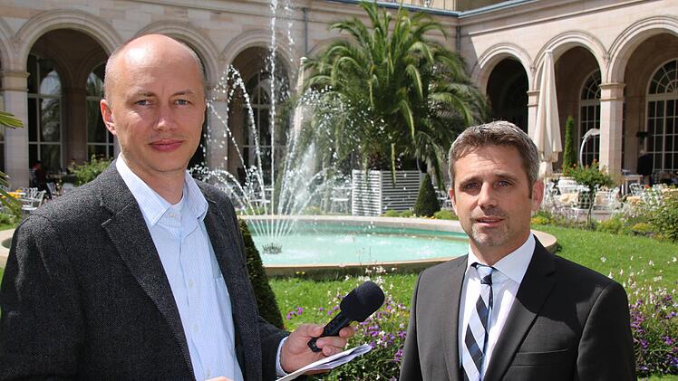 Interview-Termin in malerischer Atmosphäre: Redakteur Ralf Ruppert (von links) traf sich mit Kurdirektor Frank Oette im Kurgarten. Foto: Sebastian Elsässer
