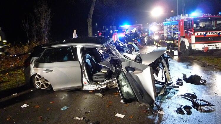Ein schwerer Verkehrsunfall ereignete sich am Freitag auf der Industriestraße in Kronach. Foto: Stefan Wicklein