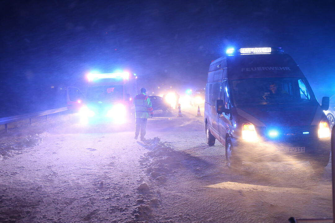 Lkw prallt auf A9 in Unfallstelle