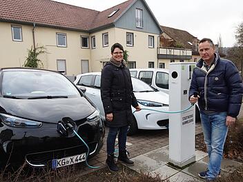 Siglinde Weithmann und Oliver Heim präsentieren ihre modellgleichen E-Autos an der Elektrozapfsäule am Von-Günther-Platz.Foto: Arkadius Guzy