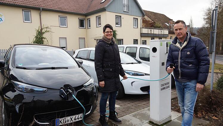 Siglinde Weithmann und Oliver Heim präsentieren ihre modellgleichen E-Autos an der Elektrozapfsäule am Von-Günther-Platz.Foto: Arkadius Guzy